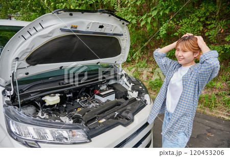 車の前で頭を抱える女性　パンク　トラブル 120453206