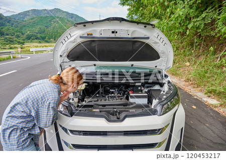 車の前で頭を抱える女性　パンク　トラブル 120453217