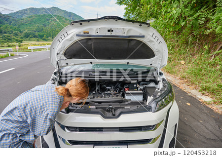 車の前で頭を抱える女性　パンク　トラブル 120453218
