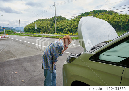 車の前で頭を抱える女性　パンク　トラブル 120453223
