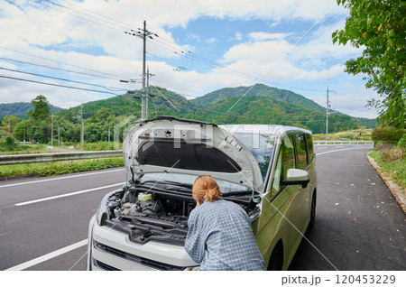 車の前で頭を抱える女性　パンク　トラブル 120453229