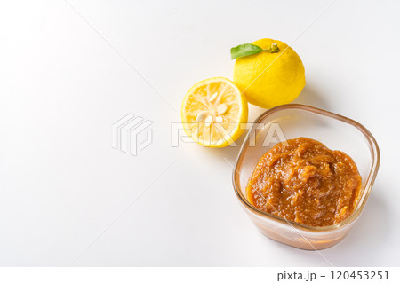 白背景に柚子味噌 120453251