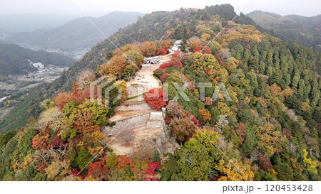 紅葉の天空の山城【備中松山城】ドローン空撮_TKBM_No53 紅葉の天空の山城【備中松山城】ドローン空撮_TKBM_No53 120453428