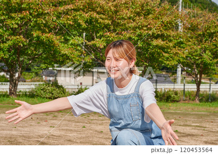 公園で遊ぶ保育士 田舎 公園で遊ぶ保育士 田舎 120453564