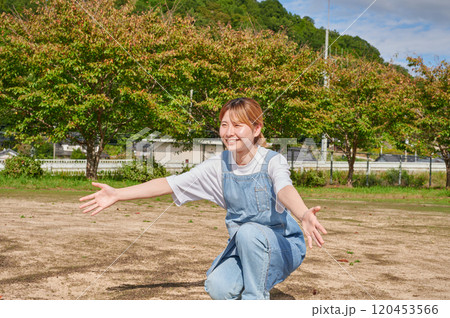 公園で遊ぶ保育士　田舎 120453566