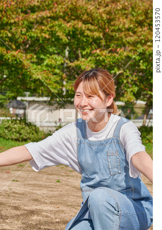 公園で遊ぶ保育士　田舎 120453570