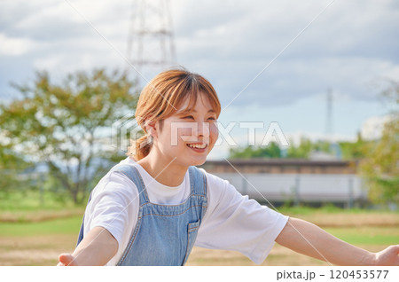 公園で遊ぶ保育士 田舎 公園で遊ぶ保育士 田舎 120453577