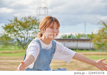 公園で遊ぶ保育士　田舎 120453578