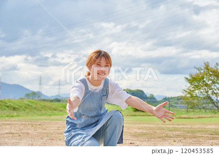 公園で遊ぶ保育士　田舎 120453585