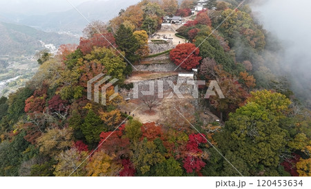 紅葉の天空の山城【備中松山城】ドローン空撮_TKBM_No15 紅葉の天空の山城【備中松山城】ドローン空撮_TKBM_No15 120453634
