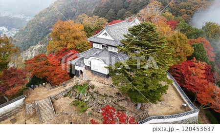 紅葉の天空の山城【備中松山城】ドローン空撮_TKBM_No25 120453637