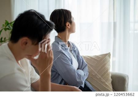 喧嘩をする男女 喧嘩をする男女 120453662