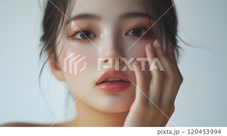 美肌の若くてかわいいアジア人女性モデル。頬に手を当てている美容ポートレート。 120453994