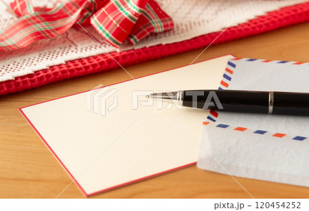 サンタクロースへメッセージカードを書く　サンタさんへリクエスト　季節の便り 120454252