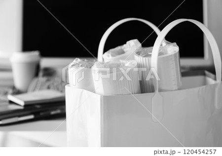 カレンダーで挨拶回り　ビジネス　来年用　壁掛けカレンダー　年末　配付　準備　外回り　ノベルティ 120454257