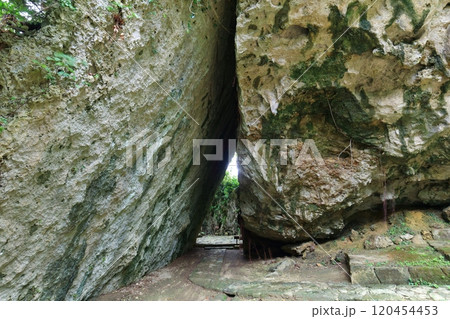 【沖縄県】斎場御嶽の三庫理（さんぐーい） 120454453