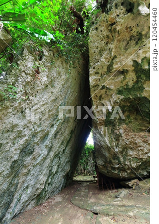 【沖縄県】斎場御嶽の三庫理（さんぐーい） 120454460