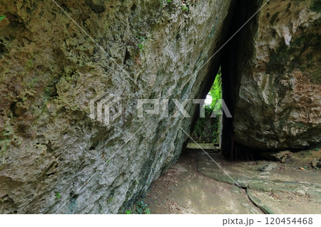 【沖縄県】斎場御嶽の三庫理（さんぐーい） 120454468