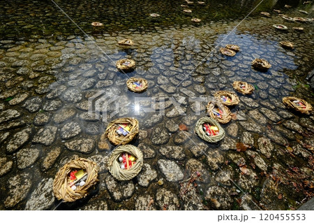 下鴨神社の一般参拝の流しびな 120455553