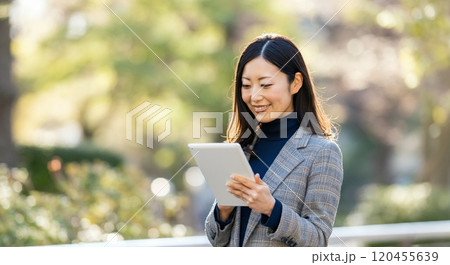 タブレットを使う女性 120455639