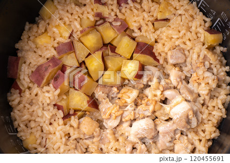 塩こうじ鶏とさつま芋の炊き込みご飯 塩こうじ鶏とさつま芋の炊き込みご飯 120455691