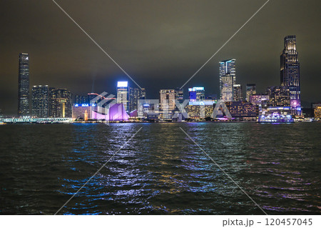 ビクトリアハーバーと九龍の夜景/香港 ビクトリアハーバーと九龍の夜景/香港 120457045