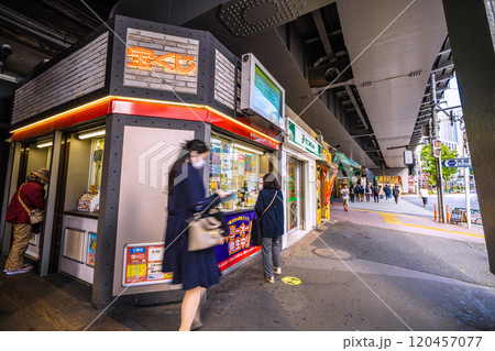 日本の東京都市景観 キャリーオーバー発生中！！…新橋駅銀座口チャンスセンターなどを望む＝11月9日 120457077