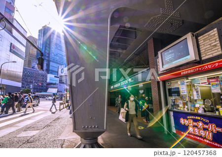 日本の東京都市景観 光明…キャリーオーバー発生中！！…新橋駅銀座口チャンスセンターなどを望む 120457368