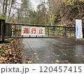通行止の看板が掲げられた鉄製の門 120457415