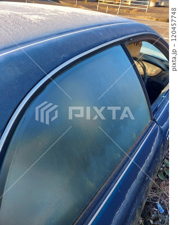 廃車と霜 120457748