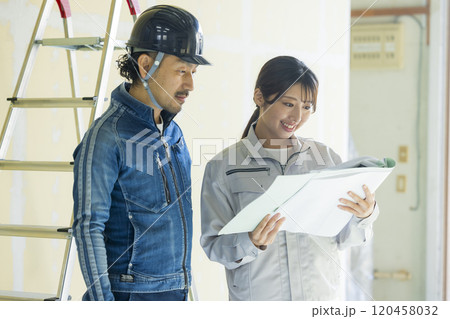 建設現場で働く若い女性　 120458032