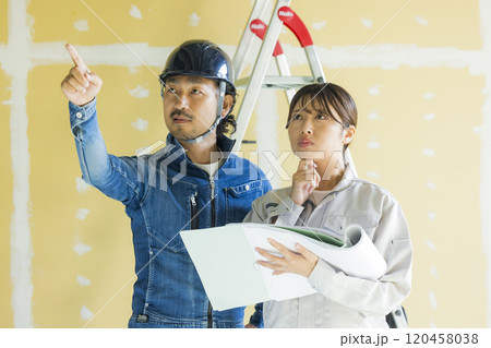 建設現場で働く若い女性　 120458038