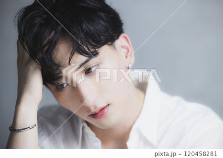 白いシャツの男性 白いシャツの男性 120458281