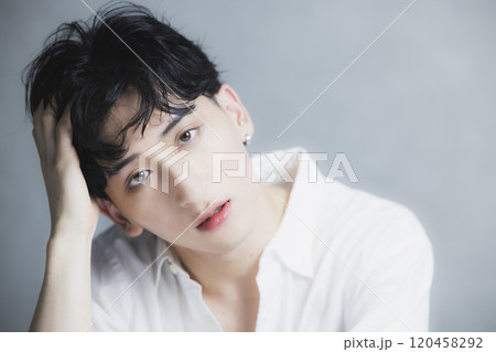 白いシャツの男性 120458292