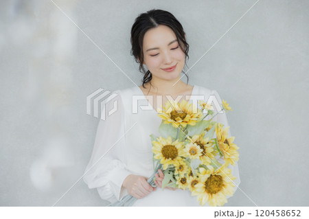 向日葵のブーケを持った女性 120458652