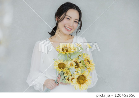 向日葵のブーケを持った女性 120458656