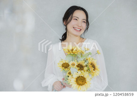 向日葵のブーケを持った女性 向日葵のブーケを持った女性 120458659