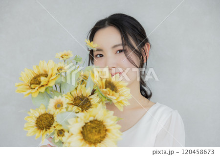 向日葵のブーケを持った女性 向日葵のブーケを持った女性 120458673
