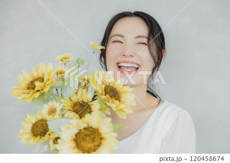 向日葵のブーケを持った女性 120458674