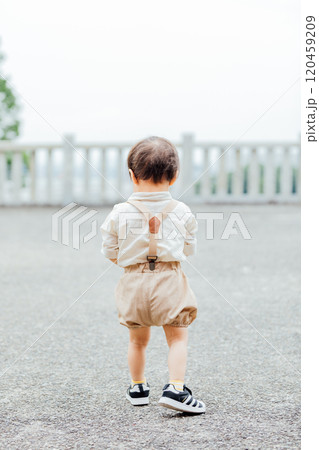 外で遊ぶ男児 120459209