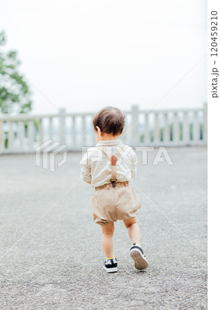 外で遊ぶ男児 外で遊ぶ男児 120459210