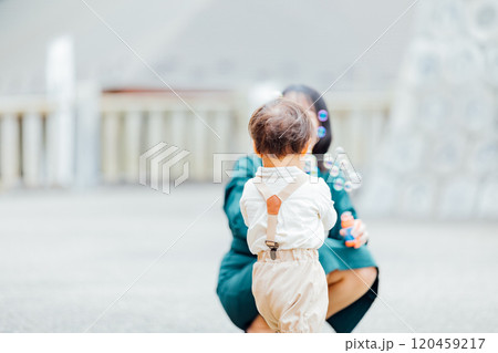 外で遊ぶ母親と男の子 120459217