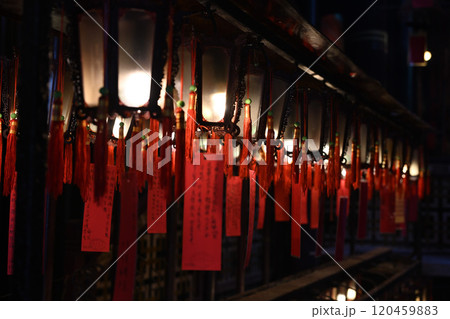 文武廟の渦巻き線香と灯篭/香港 文武廟の渦巻き線香と灯篭/香港 120459883