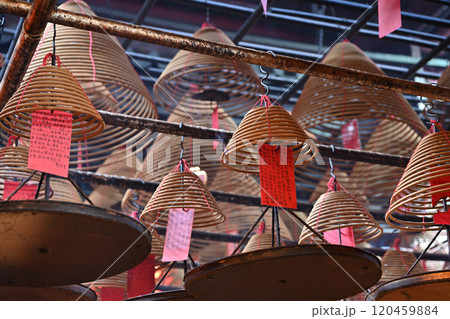 文武廟の渦巻き線香と灯篭／香港 120459884