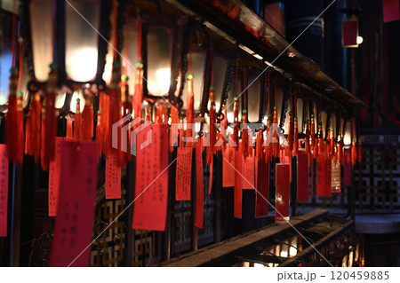 文武廟の渦巻き線香と灯篭/香港 文武廟の渦巻き線香と灯篭/香港 120459885