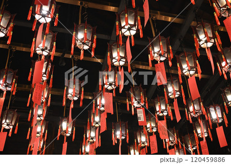 文武廟の渦巻き線香と灯篭／香港 120459886