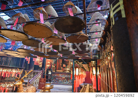 文武廟の渦巻き線香と灯篭／香港 120459892