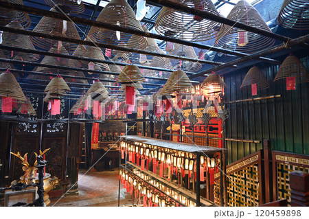 文武廟の渦巻き線香と灯篭／香港 120459898