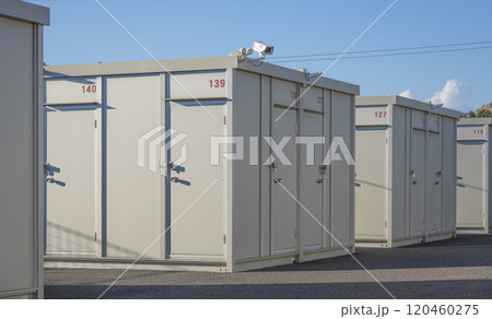 監視カメラが設置されたセキュリティ対策のあるトランクルーム 120460275