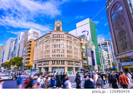 日本の東京都市景観 朝から外国人観光客らで賑わう銀座…新たな時代に希望の光＝11月9日 120460459